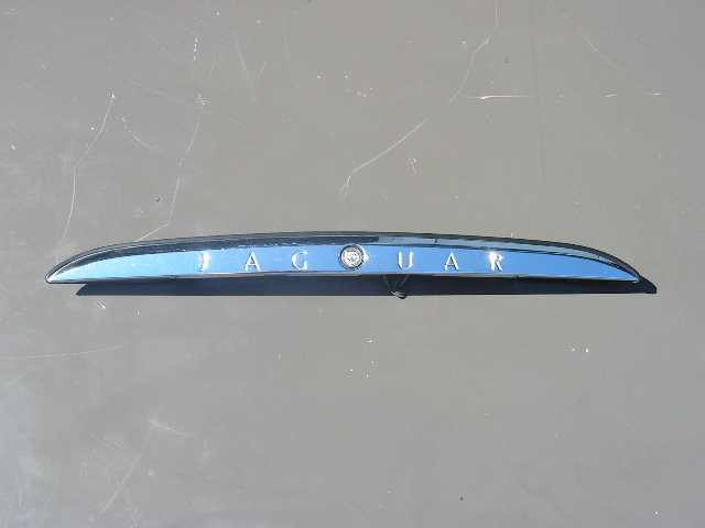 Jaguar S-type tot  N 13206 chrome afwerkstrip met Jaguar-logo. GEBRUIKT