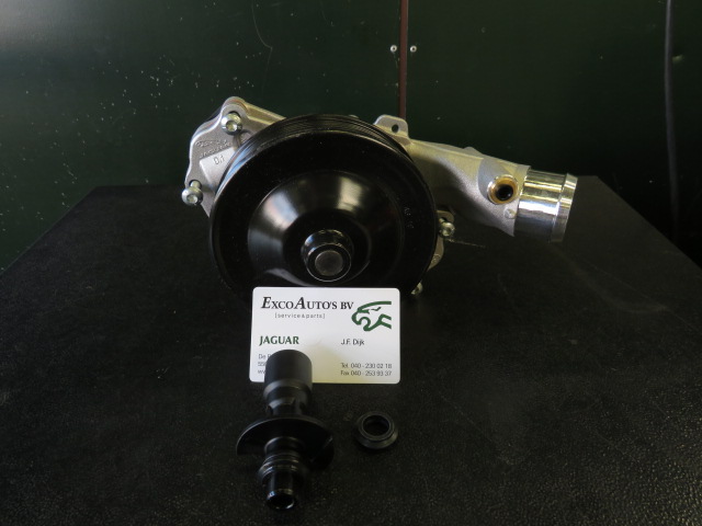 Jaguar waterpump AJ813909 with mountingkit