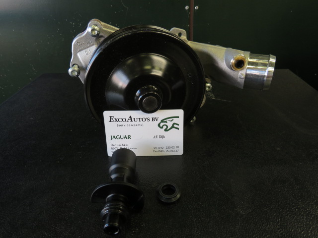 Jaguar waterpump AJ813909 with mountingkit