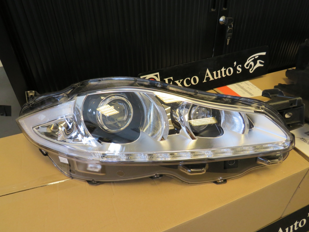 Jaguar XJ Headlightset left and right Xenon C2D60263 C2D60269