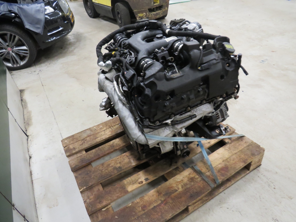 Range Rover 4.4 TDV8 motor compleet met  73831 KM
