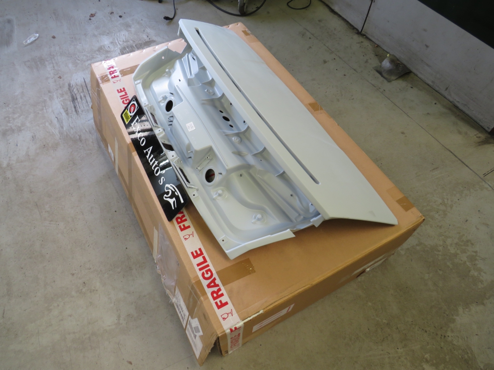 Aston Martin DB11 Volante Decklid KY53L40626AC new transport damage